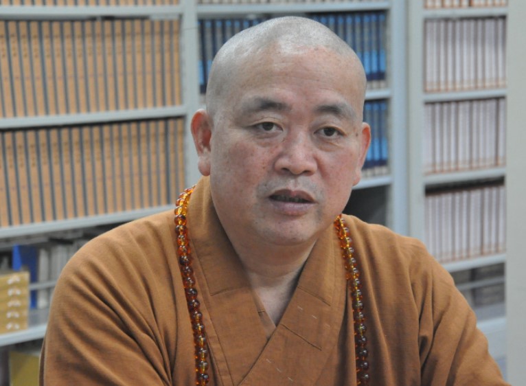 少林寺释永信一年收入多少钱,现在释永信方丈为什么不披袈裟