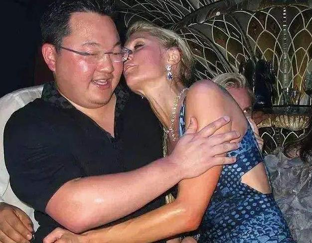 华裔富豪贪污35亿，拿钱泡遍全球女星，被4国通缉，他怎么做到的