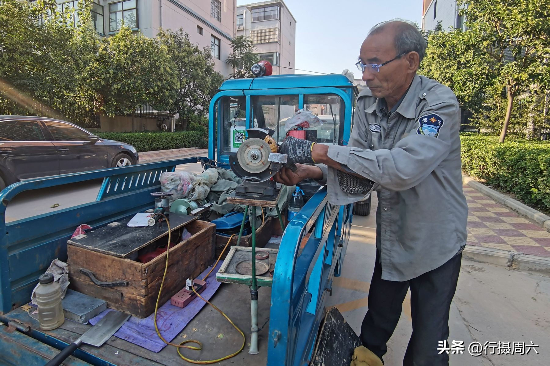 68岁老人街头磨菜刀,78岁磨刀老人的真实生活