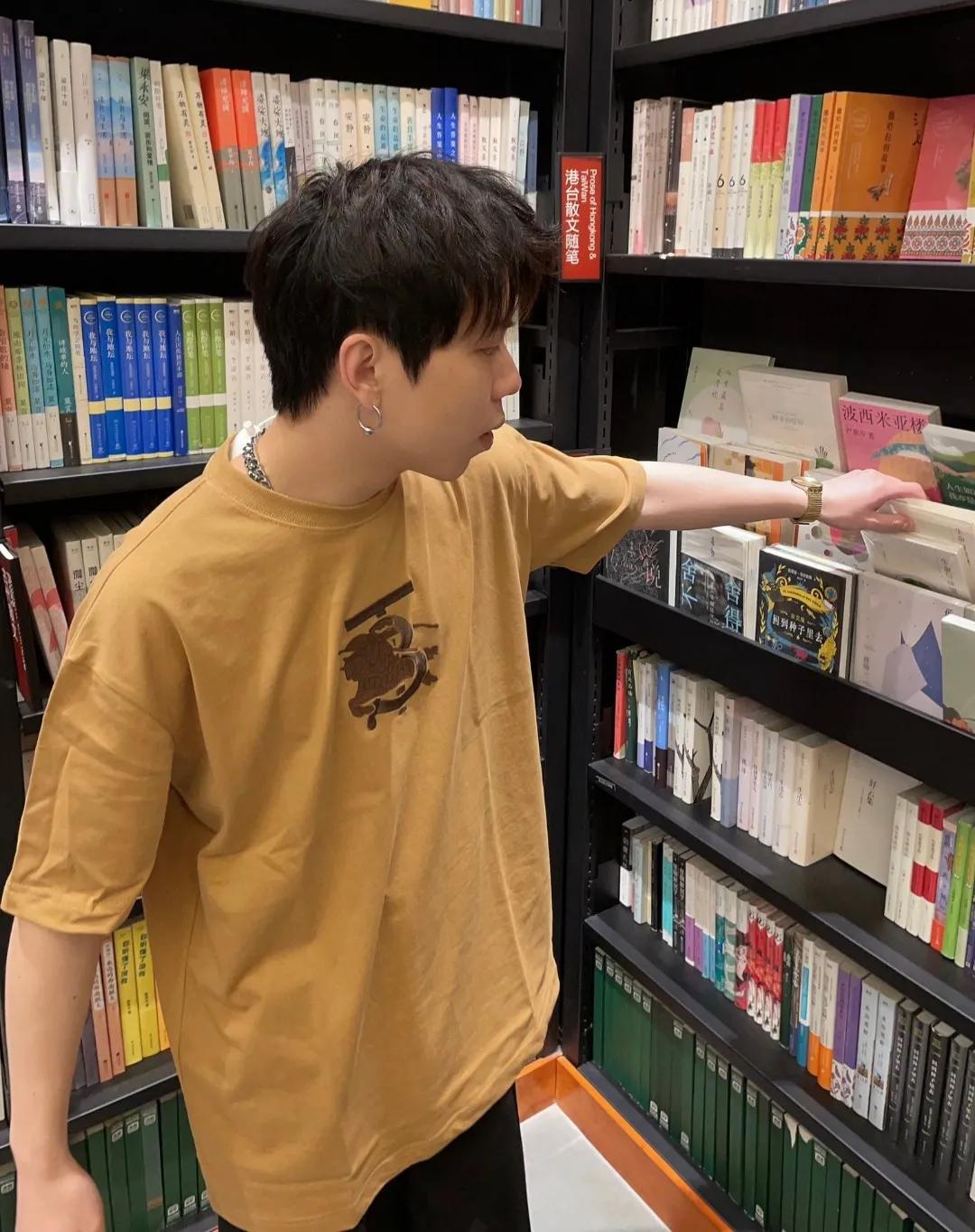 皮肤黄黑不要穿什么色,皮肤黑的男生适合什么颜色的衣服