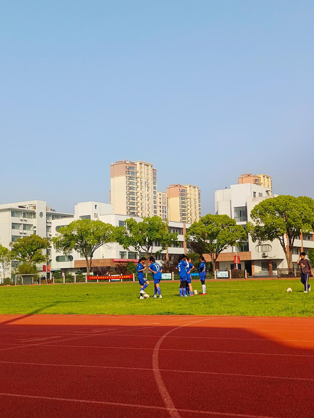 校友再回学校,丹阳六中校友