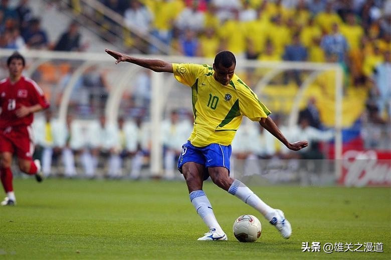 美津浓宽脚碎钉足球鞋推荐,足球鞋推荐中场宽脚美津浓