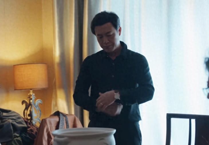 穿“黑衬衫”好看的男明星，只服这7位，个个长身玉立，贵气逼人