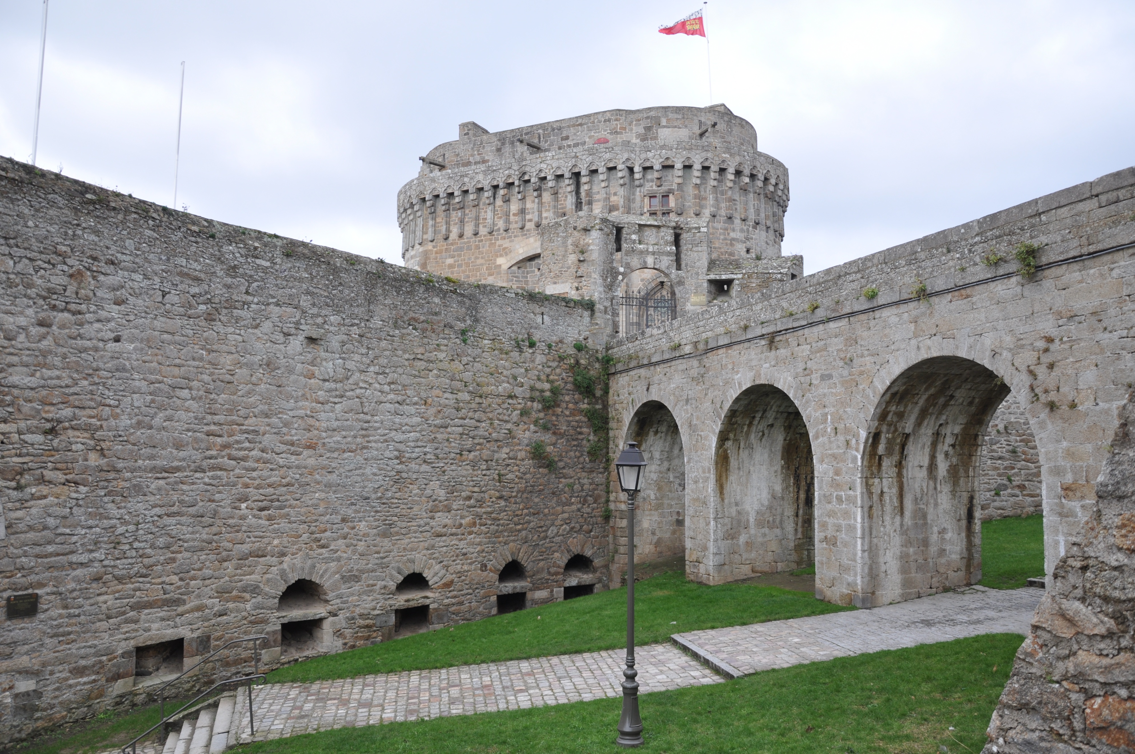 迪南：凝固中世纪法国，时光回到布列塔尼荣耀，半木结构建筑如画