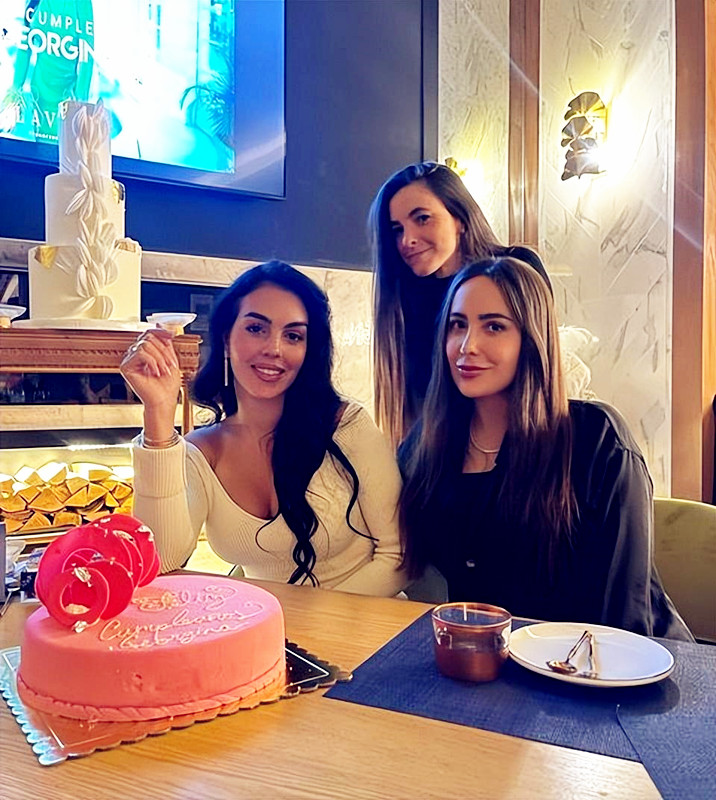 乔治娜在沙特的图片,乔治娜沙特造型