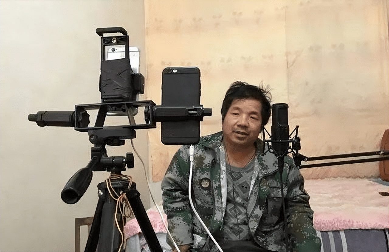 90后农民工沉迷于直播不愿搬砖，邻居们怒了：不务正业！