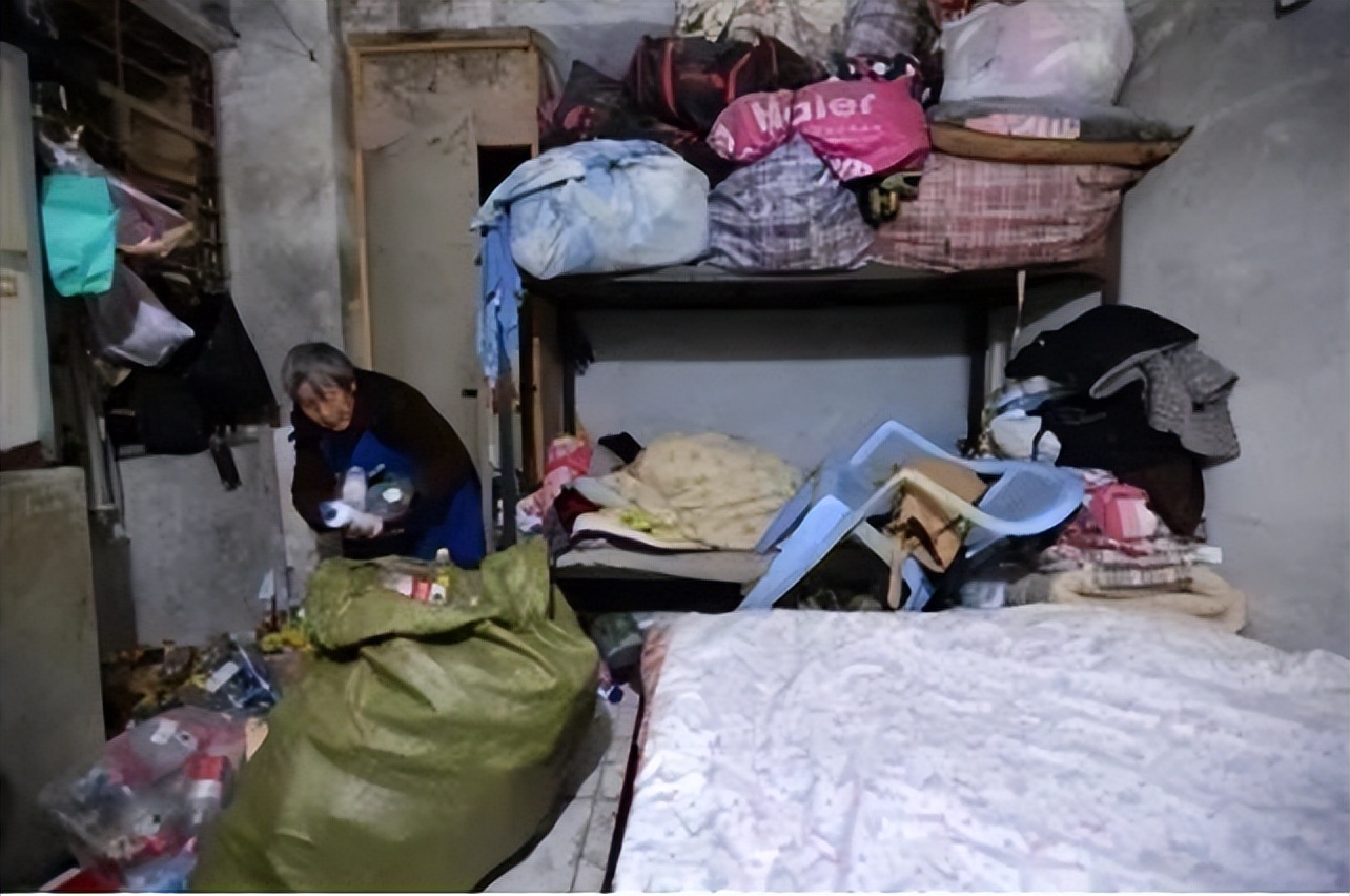 成都口袋婆婆：拾荒20年，养活两个病患，三代人，直言：死不成