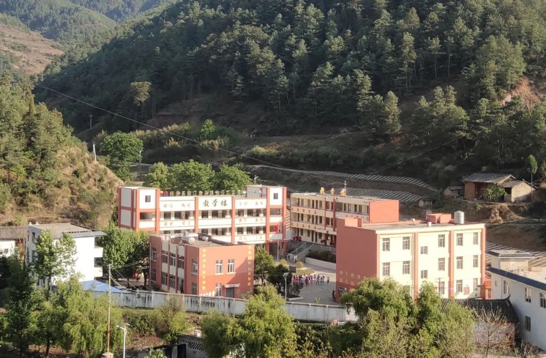 探秘乡村学校为何空无一人成废墟,云南最贫困的山区小学