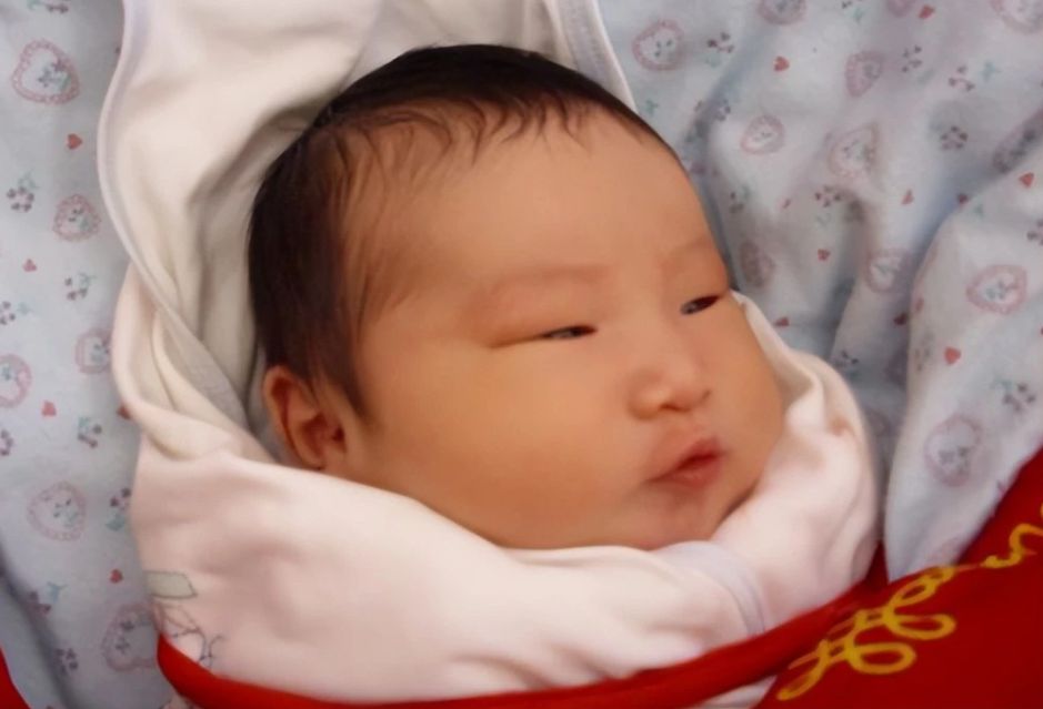 宝宝出生挺白为什么越长越黑,宝宝刚出生很白后面变黑红