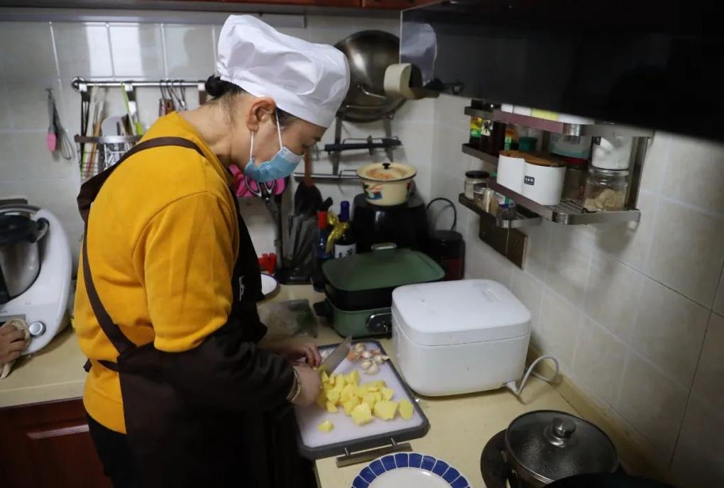 开成人小饭桌可行吗,小饭桌烧饭好干吗