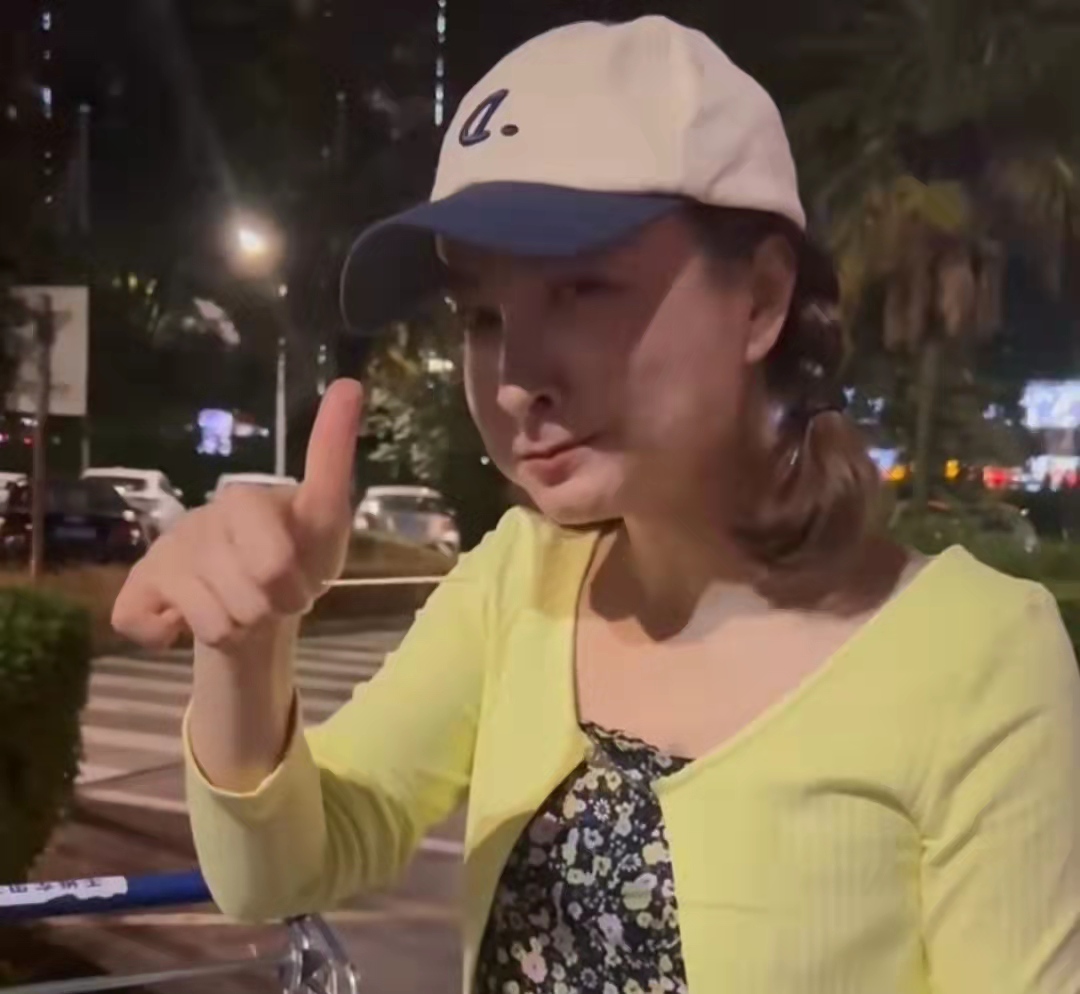 吴昕携弟妹逛夜市，用9元手机壳穿千元拖鞋，胃口大用推车装小吃