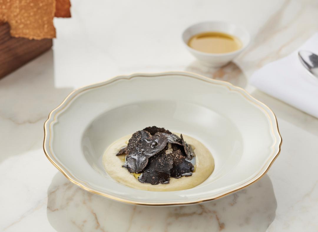 配备一星米其林黑珍珠餐厅,比米其林黑珍珠高端的餐厅