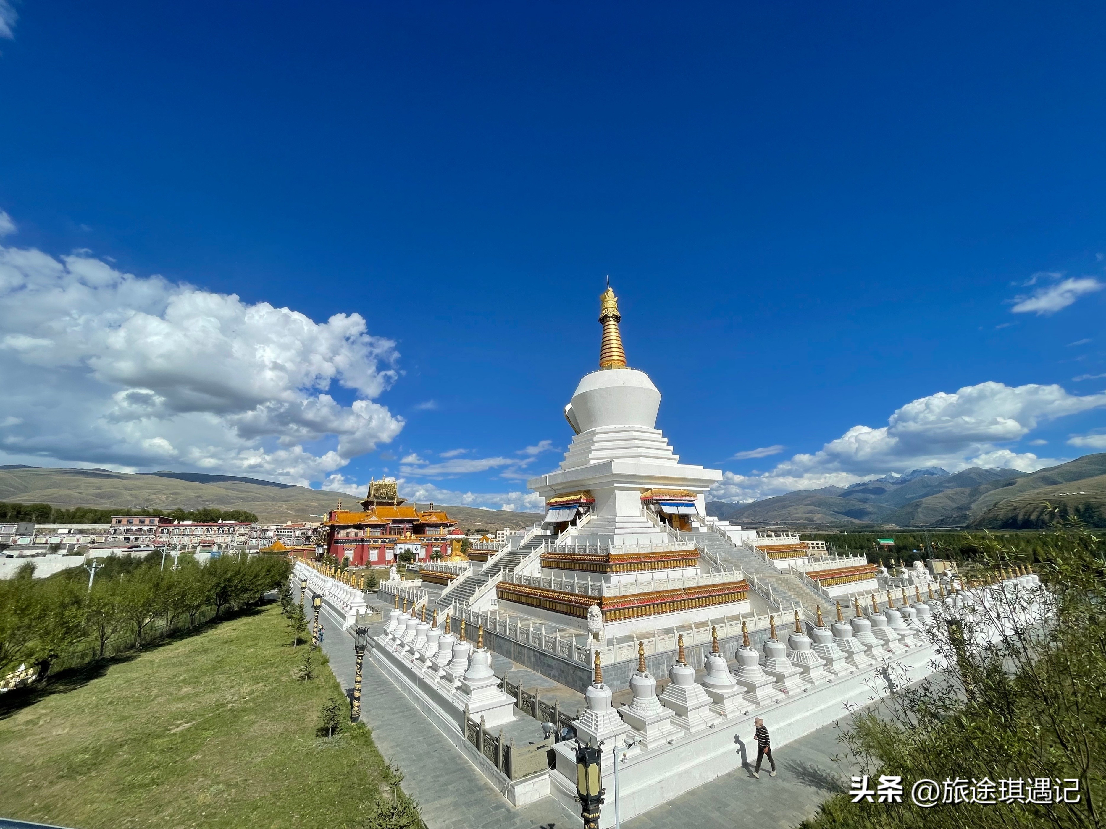 沿着317国道经过甘孜县格萨尔王城,317国道马尔康到甘孜县一路风光