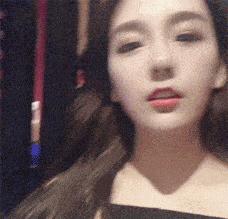 妹子注意点吧，你这姿势太不雅观了，在公共场合还是收敛点吧。