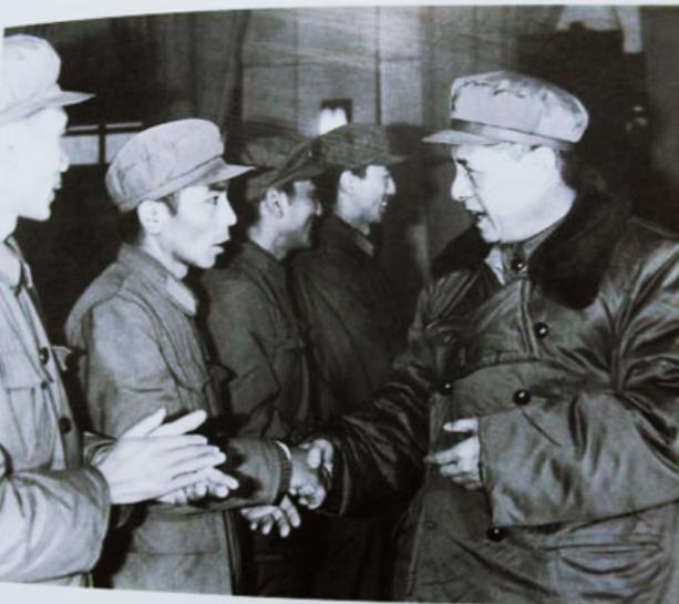 1985年裁军，昆明军区被撤，司令员张铚秀大感意外，政委：怎么办