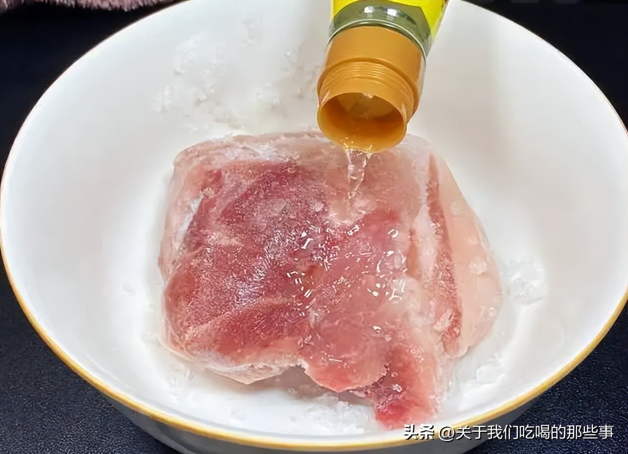 不管解冻什么肉必须做这一步,凉水解冻大肉需多长时间