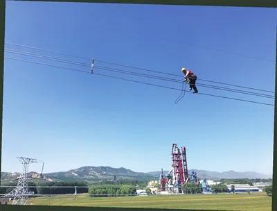 记者在现场:“空中舞者”攀塔走线守光明