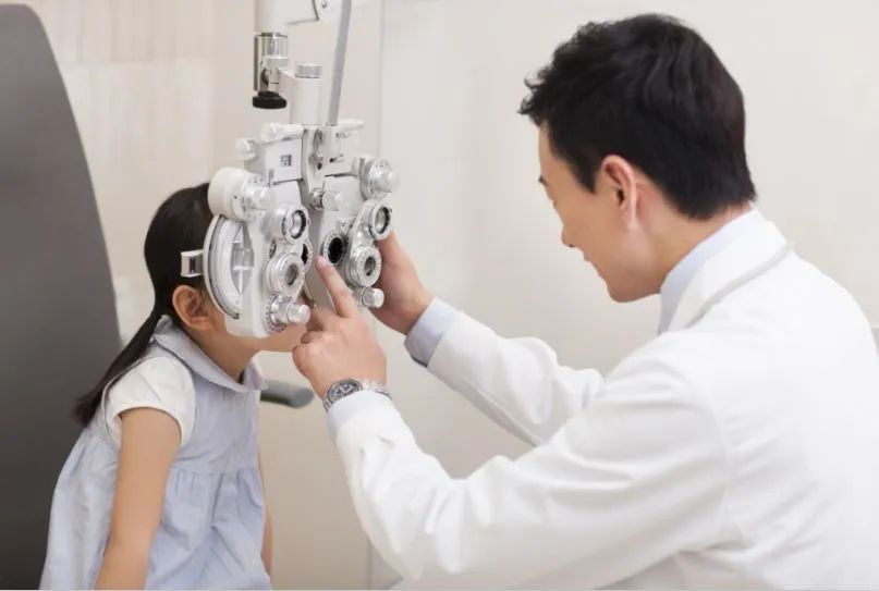 孩子散光还爱眯眼是什么情况,孩子老是眯眼是近视了么