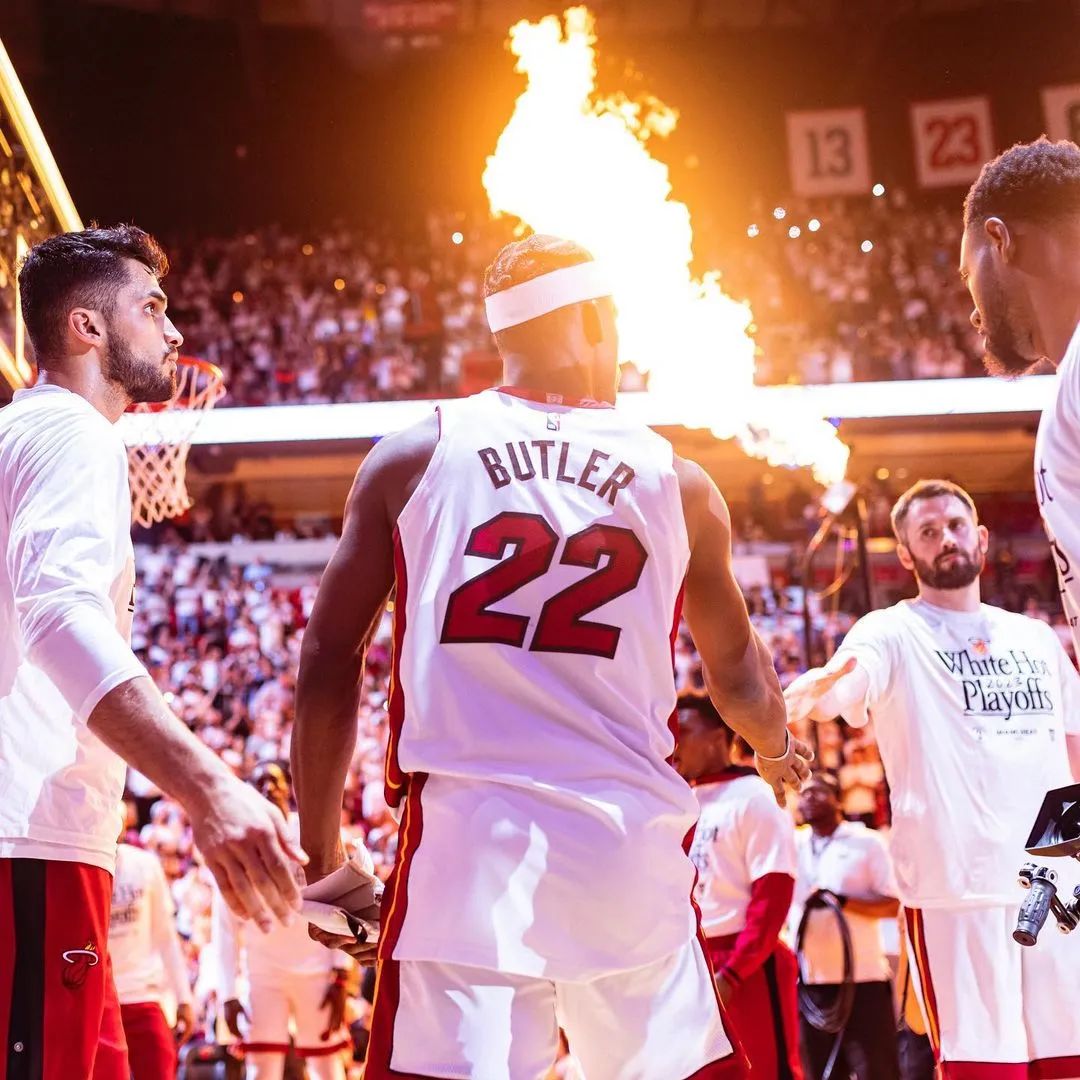 场均24分后卫报销，老大伤停！逼疯无数人的球队文化反而救了他们