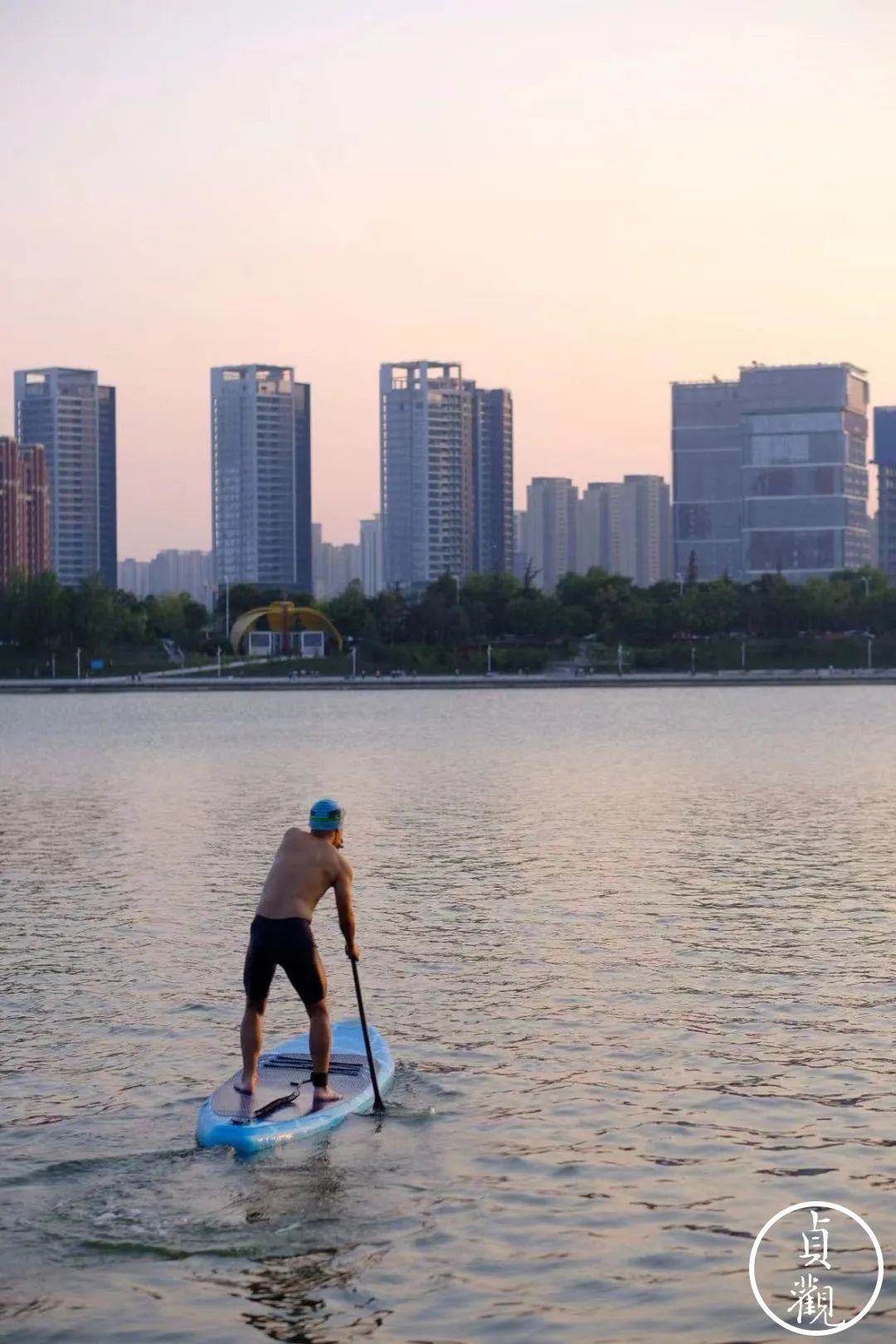 夏天过去了，护城河里没有出现一个划桨板的西安人