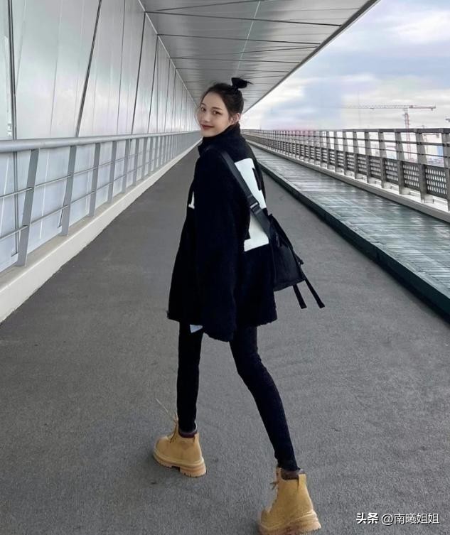 杨幂同款镂空马丁靴显腿粗吗,杨幂带火的鞋子素材