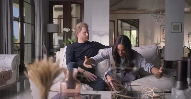 梅根为什么要走屈膝礼,梅根在电视剧中的着装