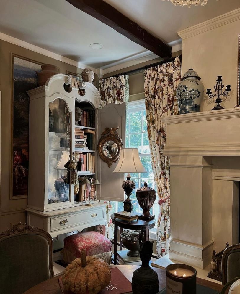 30岁女主装扮的美国住宅，花哨又闪亮，复古极繁主义也别具魅力