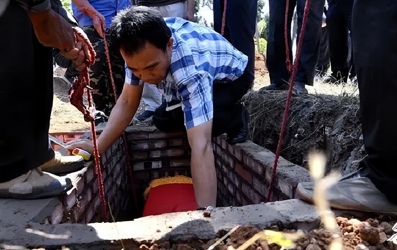 台湾“灵魂摆渡人”，放弃高薪工作，20年间自费送200位老兵回家