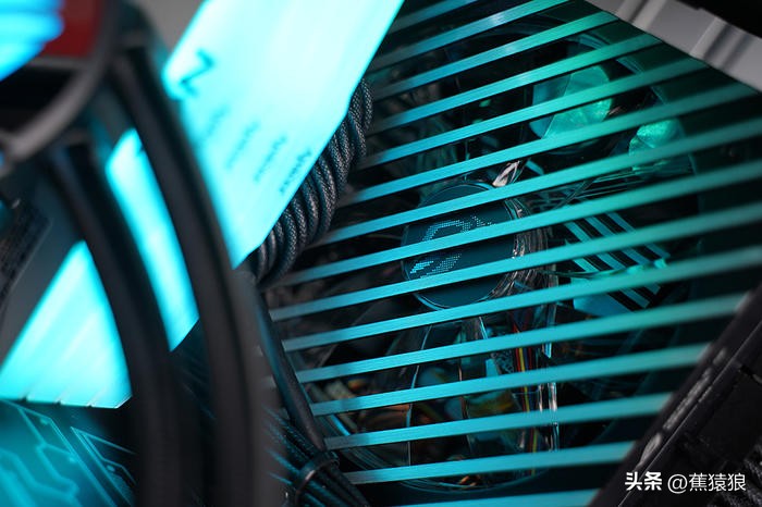 代码36KROGB760-GTUF4070TI，简约黑白调AKLLAA6MMATX机箱装机秀