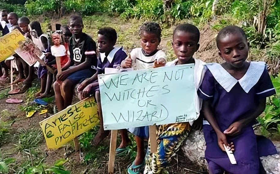 2016年,那个被白人美女喂水喝的2岁非洲小男孩,后来怎么样了?