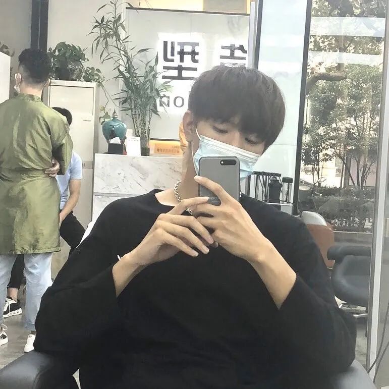 足球少年一路前行,足球少年逆风而行