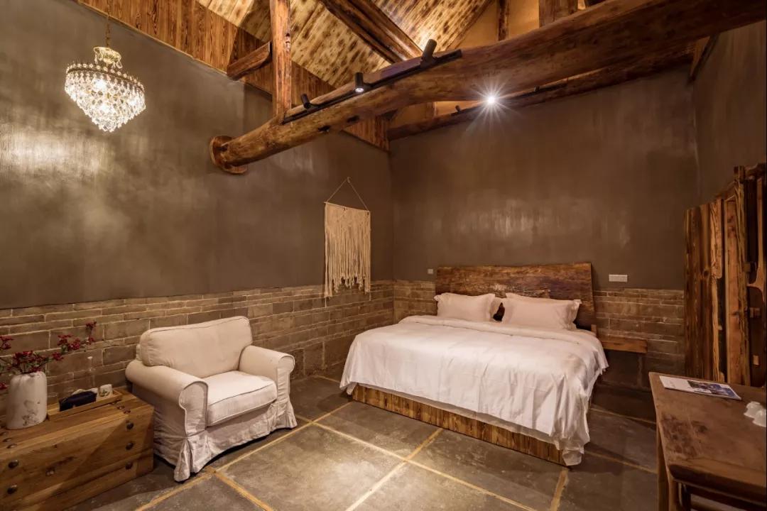 神仙眷侣辞掉高薪工作，爆改废弃山谷，悬崖高空造无边恒温泡池