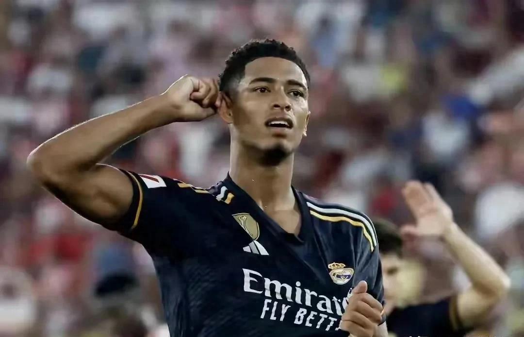 夜晚中绽放的烟花,足球烟花