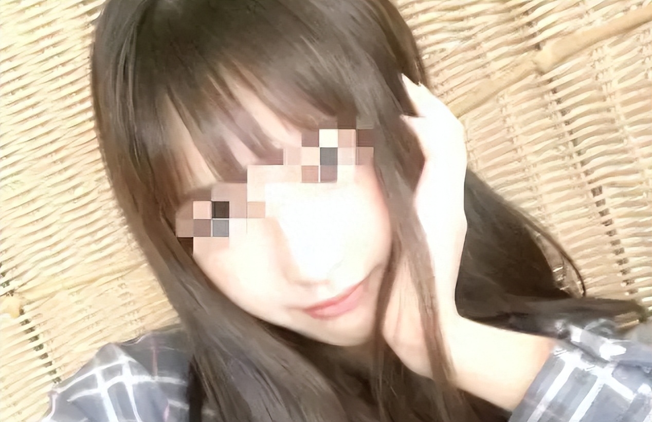 东北高校大学生公然脱衣亲热,大白天竟脱衣喂奶？伤风败俗！