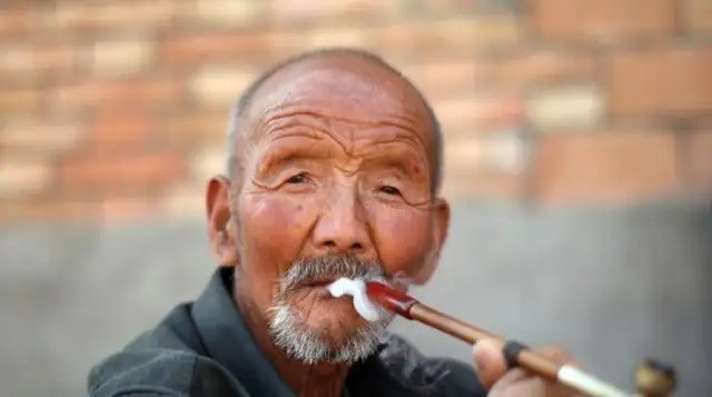 人中一条线的人有什么说法,人中有条线有子也难站啥意思