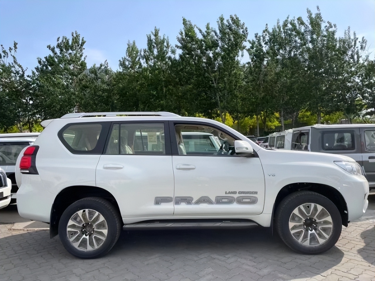 2017款丰田霸道4000中东版五座,中东版11年丰田霸道4000中网三色条