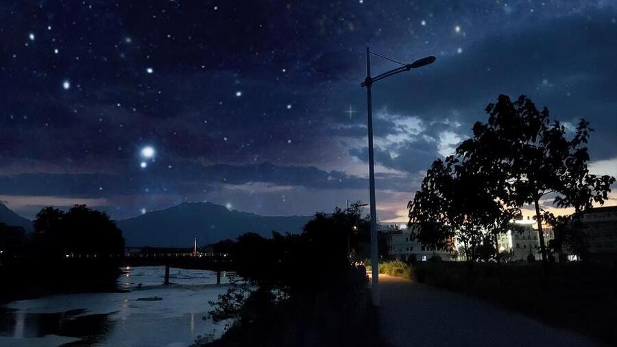 相思在长江，相守在铃声，离愁在天涯