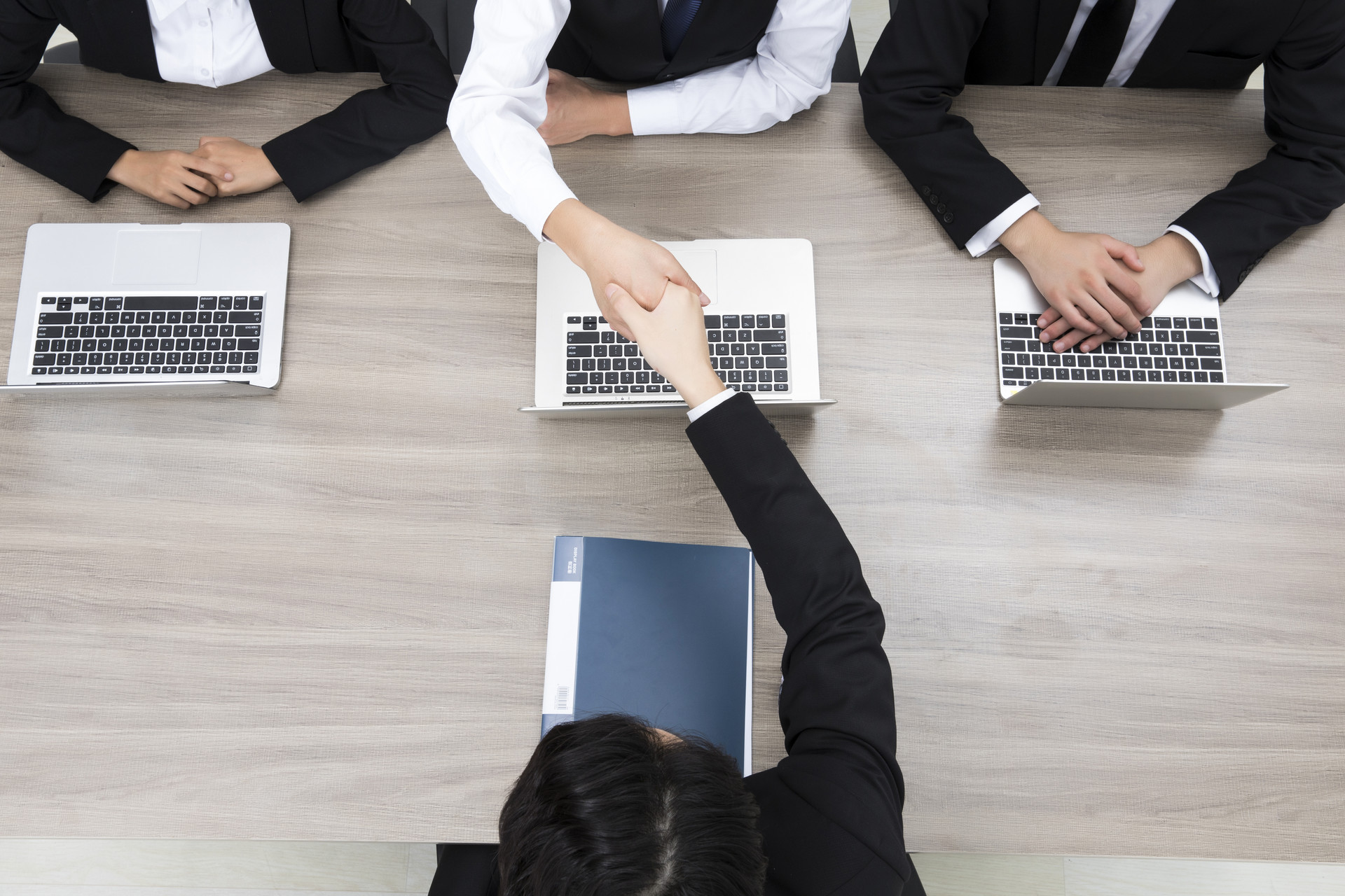 曾经代购电商鼻祖，烧光10亿后，被房东扫地出门