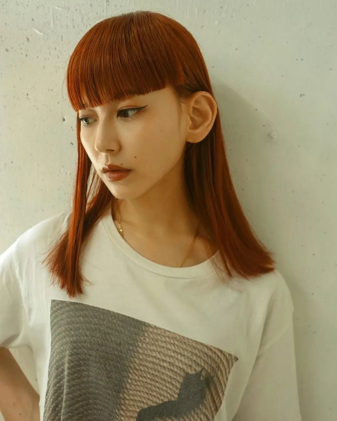 染完黑发以为很有气质,染红发颜值