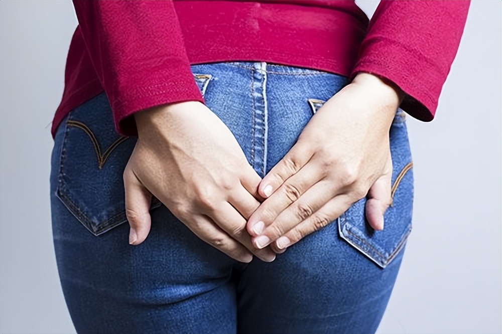 男子阴处局部痒怎么回事,医生检查阴虱的镊子和刀片