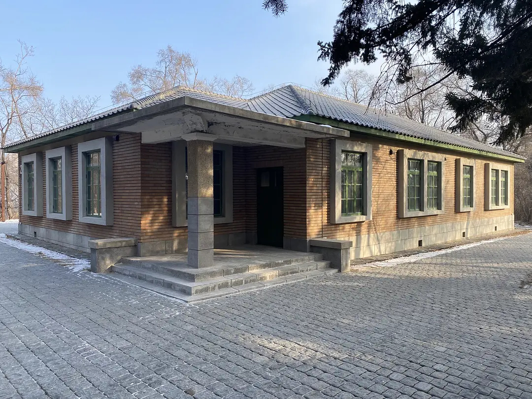 《人世间》：兰蔻小黑瓶、电动沙发，网友火眼金睛发现的14个穿帮