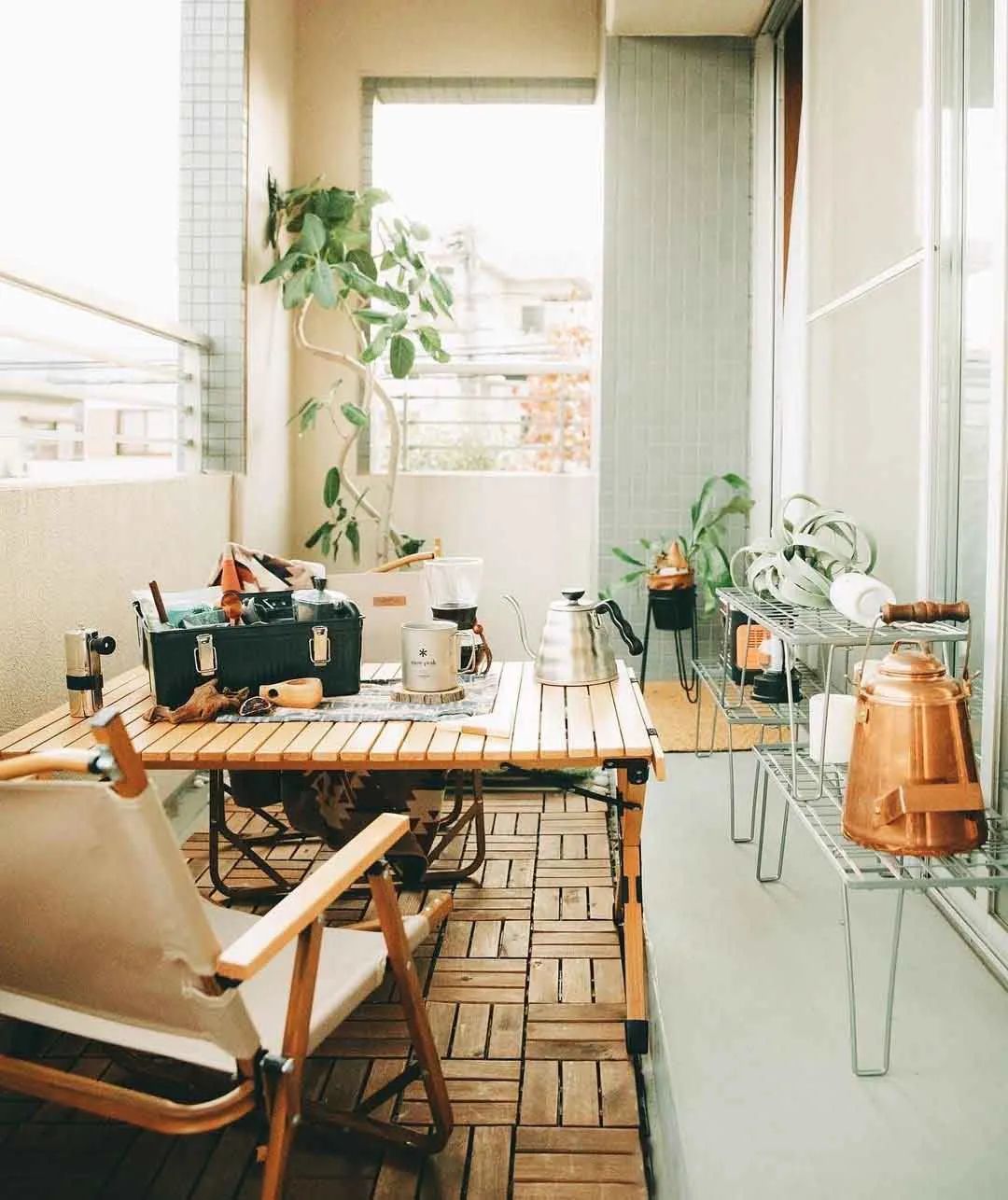 家里阳台怎么像露营感觉,阳台既能晾衣服也能当临时卧室