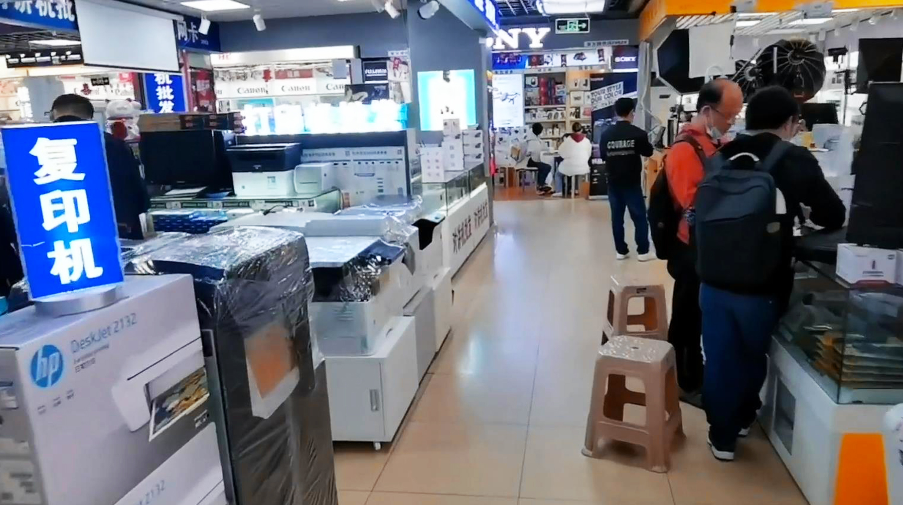 四大数码卖场只剩一个，在武汉广埠屯随拍电脑城，另类的菜市场