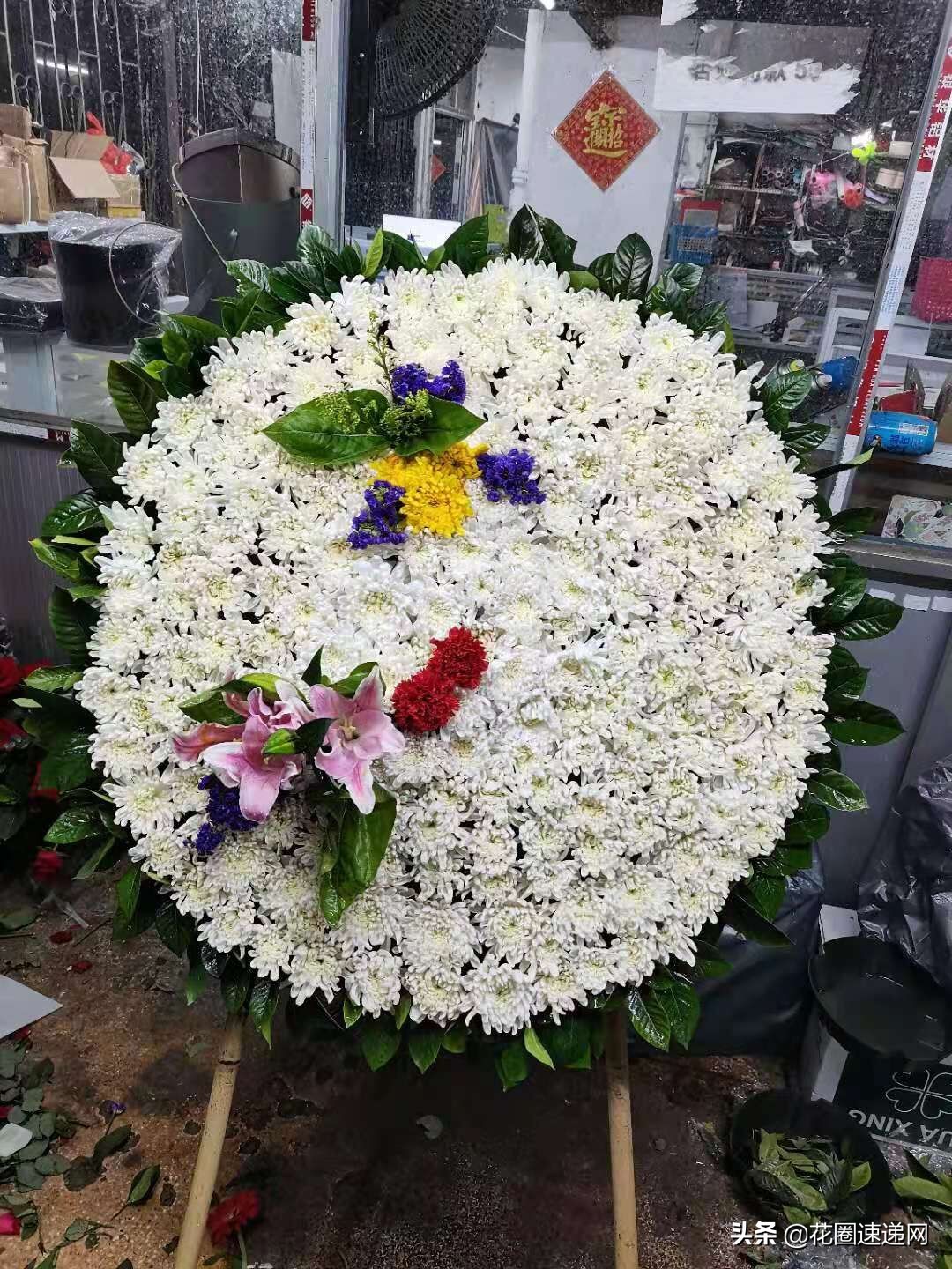 给死人送花圈有什么讲究,死人出殡摆花篮的步骤