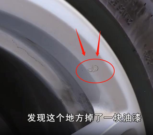 保时捷车胎磨损脱落,保时捷车主补胎刮花轮碰瓷