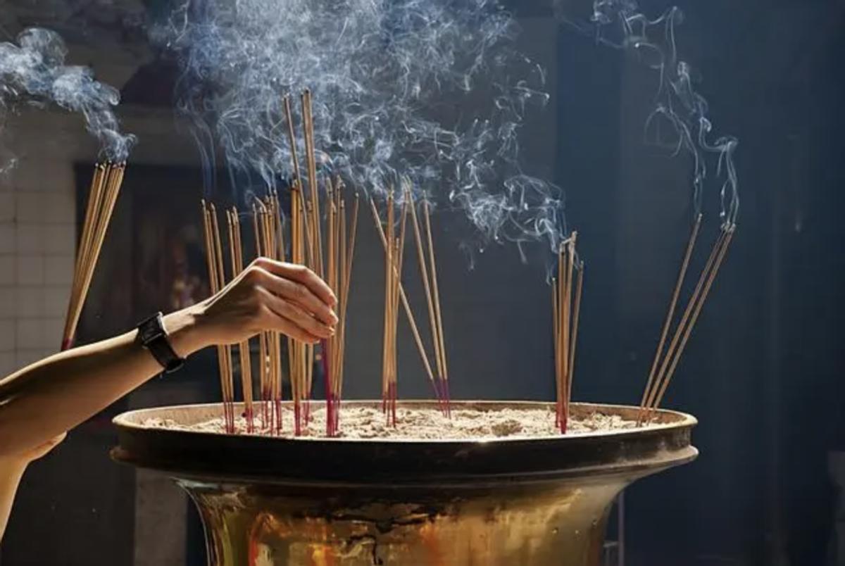 大量年轻人涌入寺庙：烧香拜佛成新型解压*法大**，一串手链卖890元