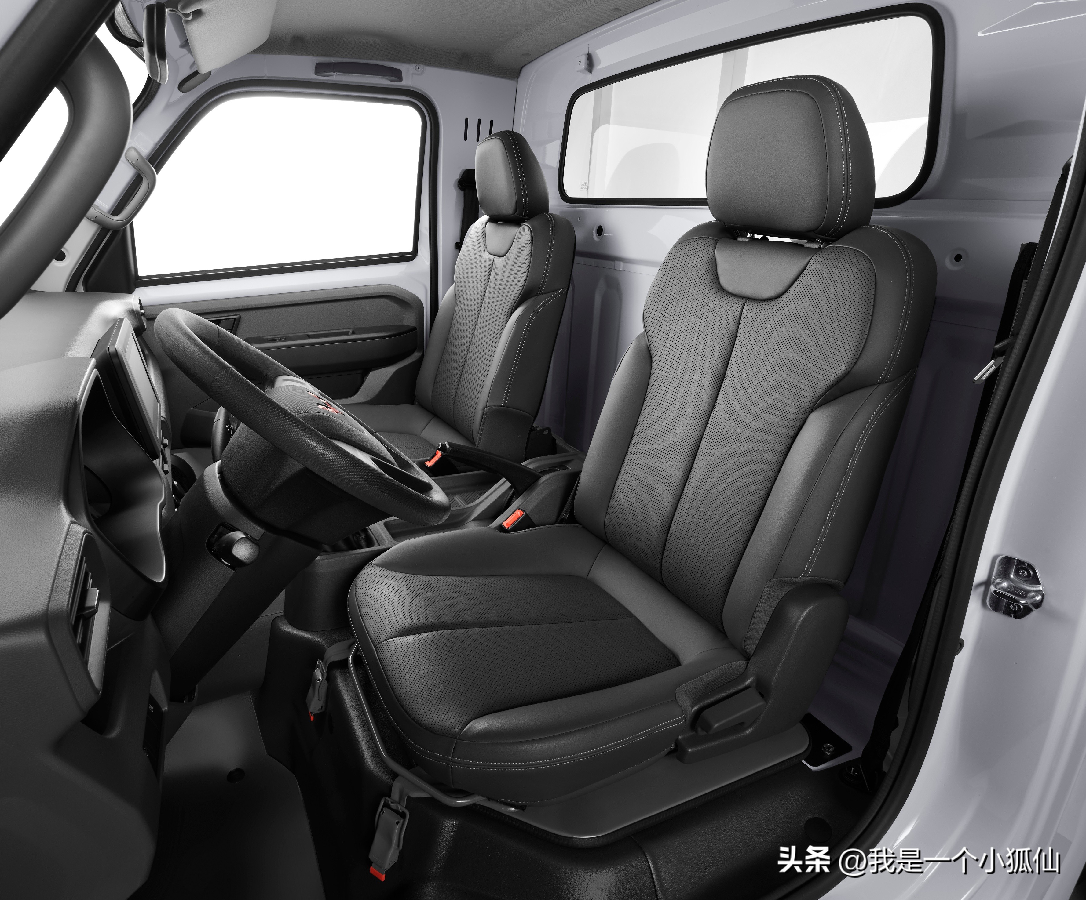 我在非洲安哥拉与黑人女人聊国产车