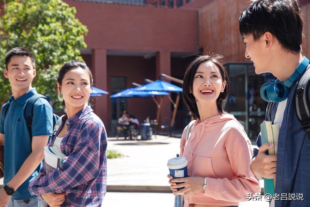 高中生和大学生哪个费用高,高中生一学期有什么费用