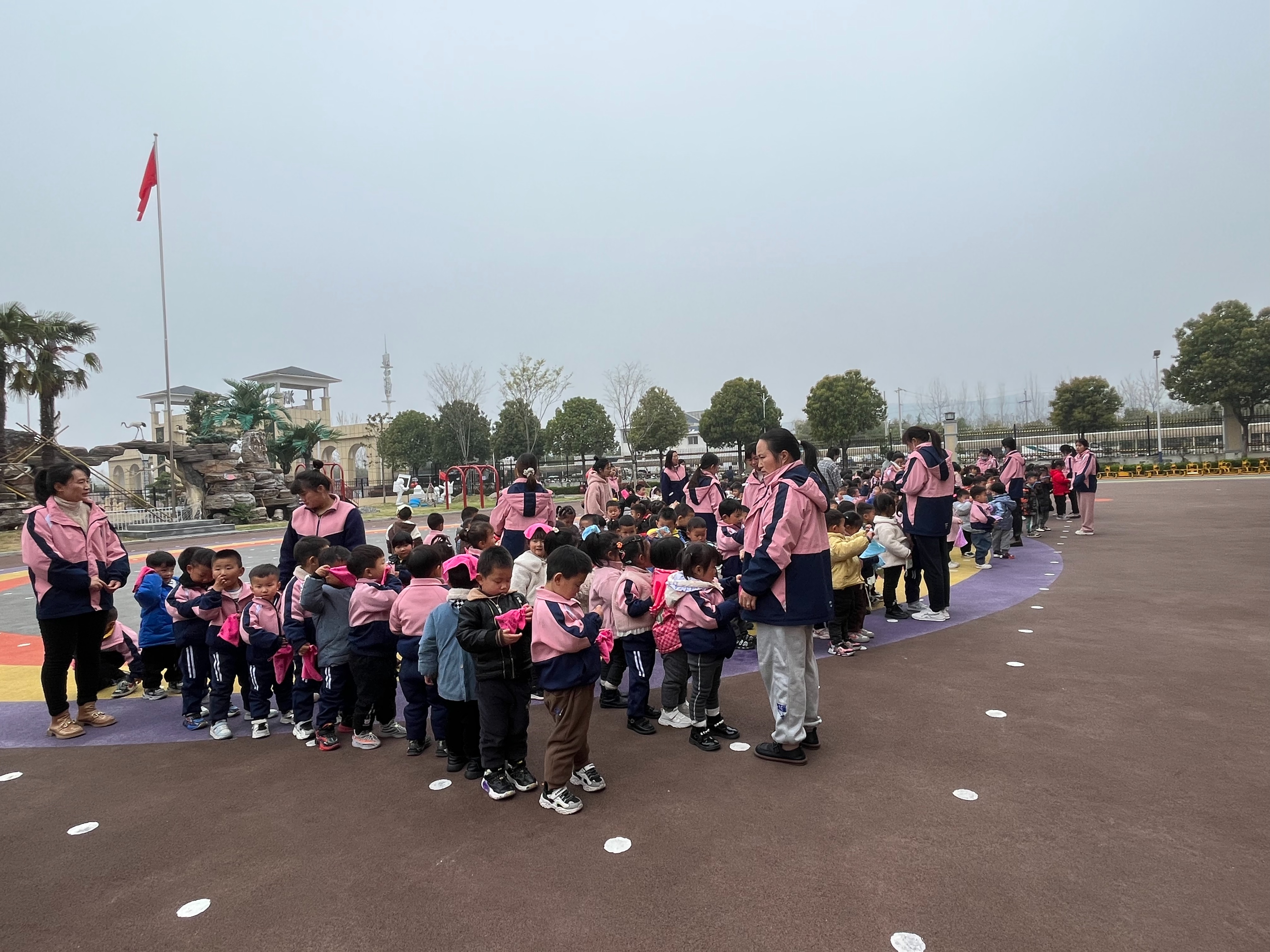 小班消防安全演练活动,消防队到幼儿园开展消防安全演练