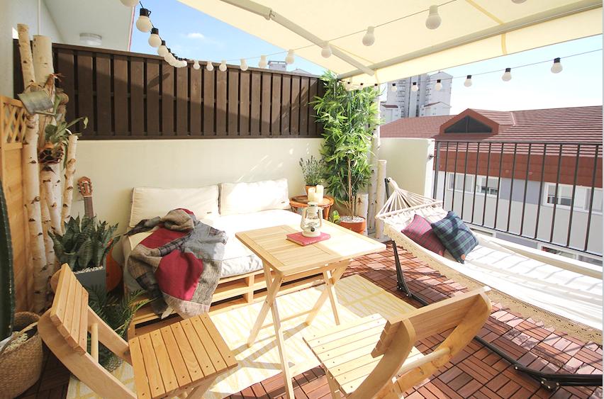 封闭阳台晾衣服养花如何布置,既能养花又可以封的阳台